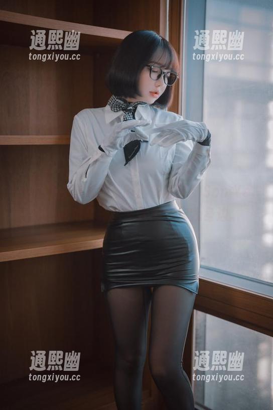 一个复古游戏女孩的必备资源，Son Ye Eun能把类似传奇跨越到你我身边。